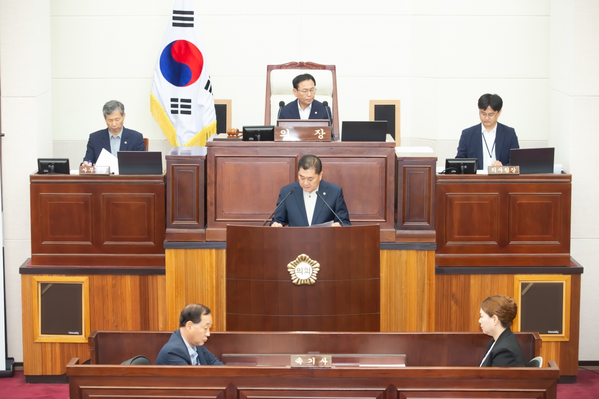 20240724-055[_P7U9465-제279회 임시회 임시회 제1차 본회의시 예산결산특별위원장에 호선된 박세채 의원 인사.jpg