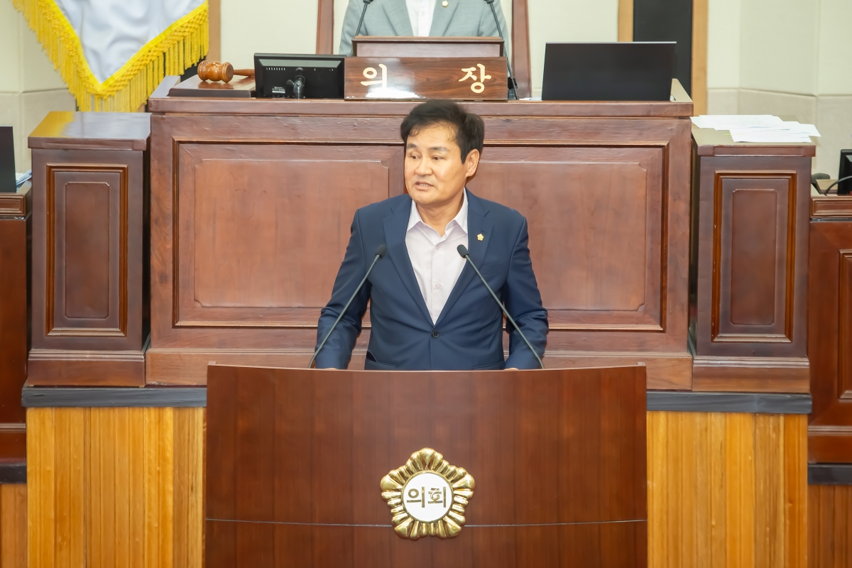 20240704-056[_P7U7723-제278회 임시회 제2차 본회의시 문화환경위원장에 당선된 김재우 의원 인사.jpg