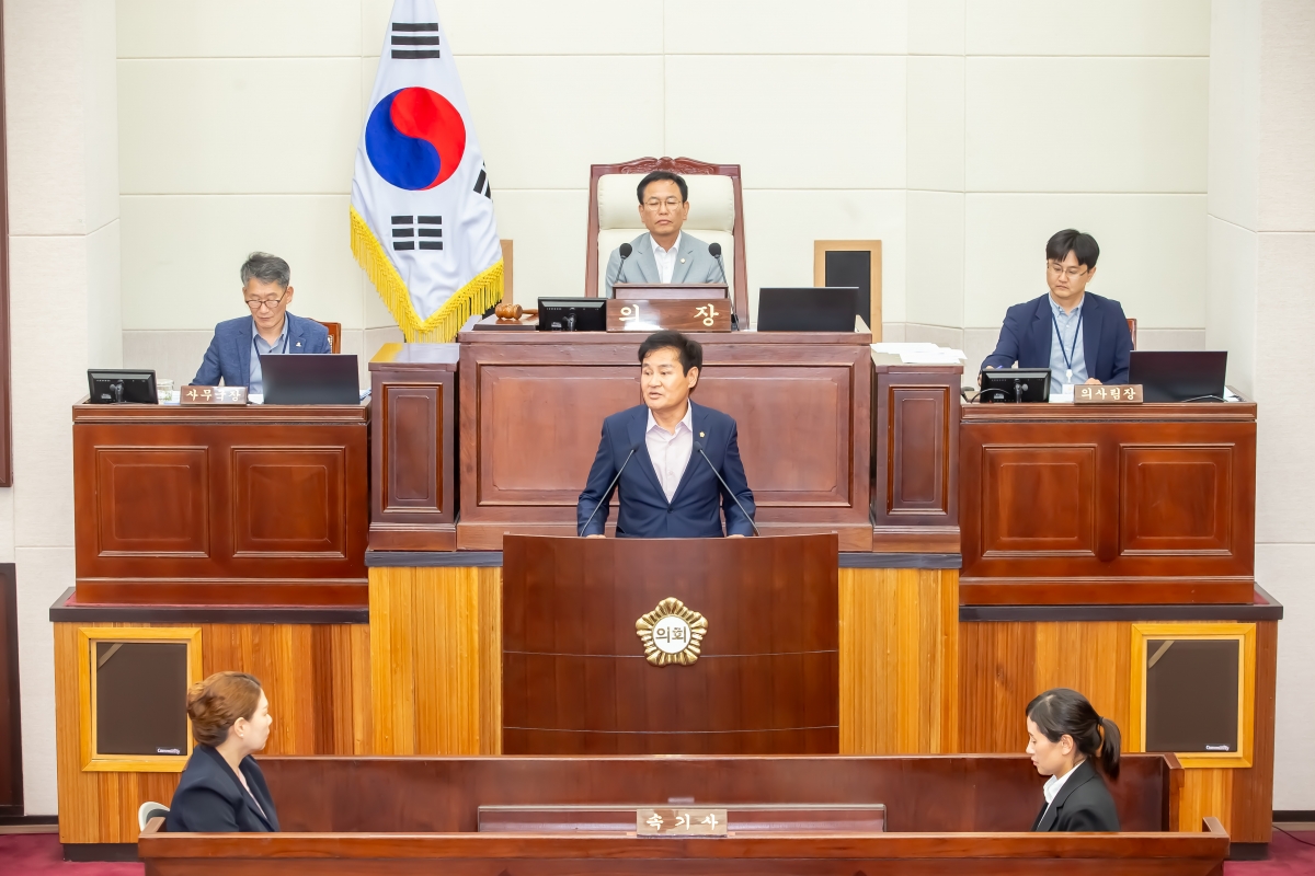 20240704-057[_P7U7730-제278회 임시회 제2차 본회의시 문화환경위원장에 당선된 김재우 의원 인사.jpg