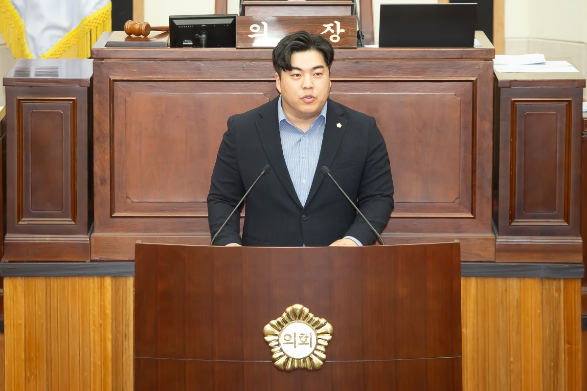 20240731-033[_P7U0278-제279회 임시회 제2차 본회의시 김정도 의원 시정질문.jpg