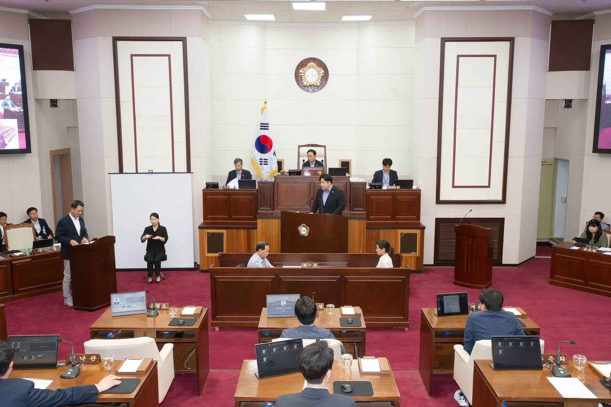 20240731-036[_P7U0286-제279회 임시회 제2차 본회의시 김정도 의원 시정질문.jpg
