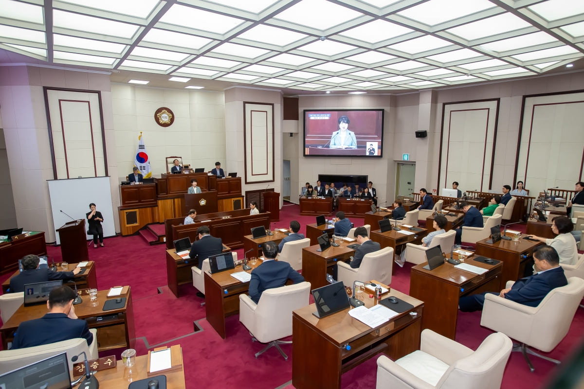 20240731-054[_P7U0346-제279회 임시회 제2차 본회의시 장미경 기획행정위원장 상임위원회 활동결과보고.jpg