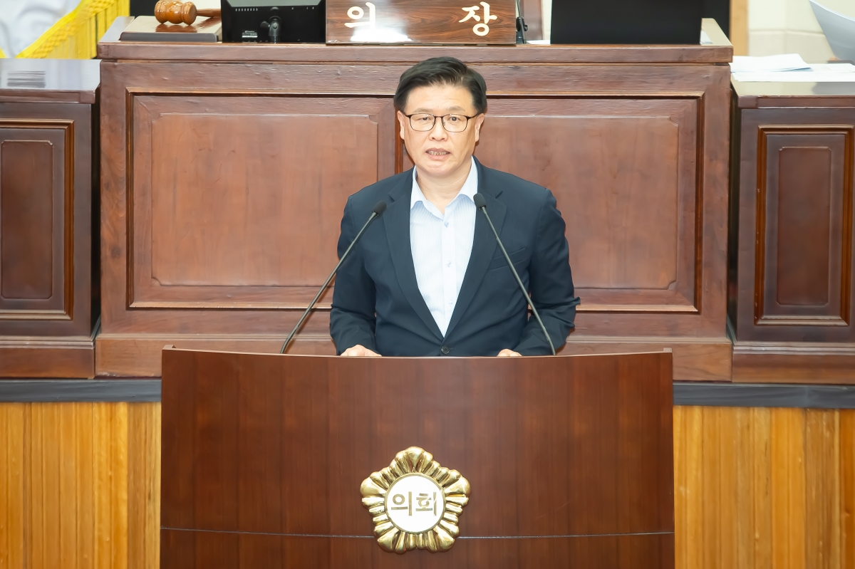 20240731-056[_P7U0350-제279회 임시회 제2차 본회의시 김낙관 산업건설위원장 상임위원회 활동결과보고.jpg