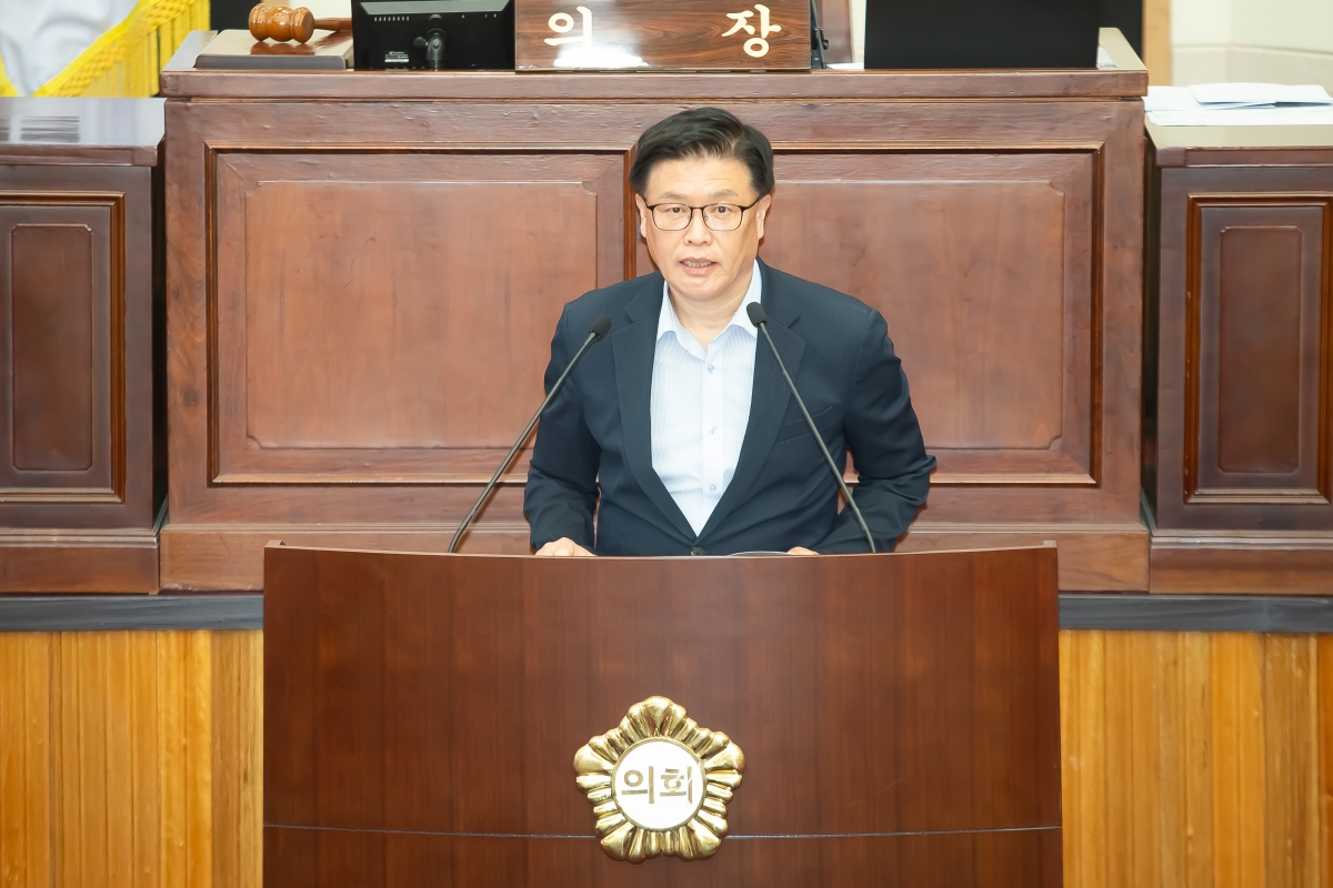 20240731-055[_P7U0348-제279회 임시회 제2차 본회의시 김낙관 산업건설위원장 상임위원회 활동결과보고.jpg