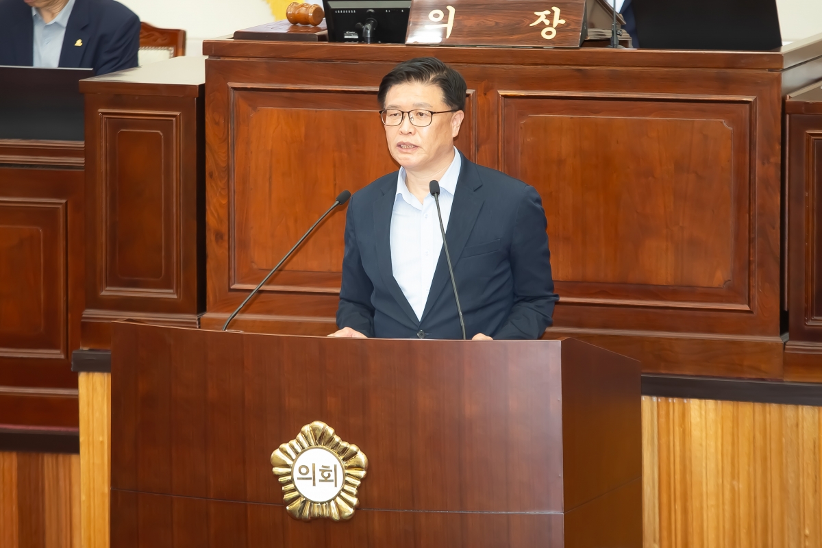 20240731-058[_P7U0358-제279회 임시회 제2차 본회의시 김낙관 산업건설위원장 상임위원회 활동결과보고.jpg