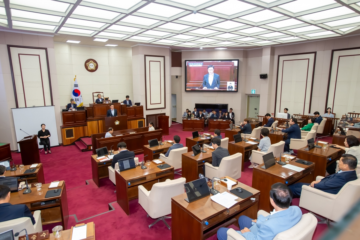 20240731-060[_P7U0362-제279회 임시회 제2차 본회의시 김낙관 산업건설위원장 상임위원회 활동결과보고.jpg