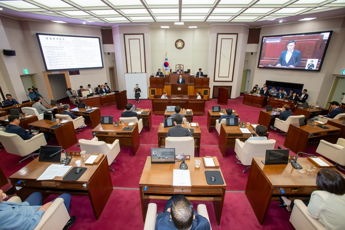 20240731-059[_P7U0360-제279회 임시회 제2차 본회의시 김낙관 산업건설위원장 상임위원회 활동결과보고.jpg