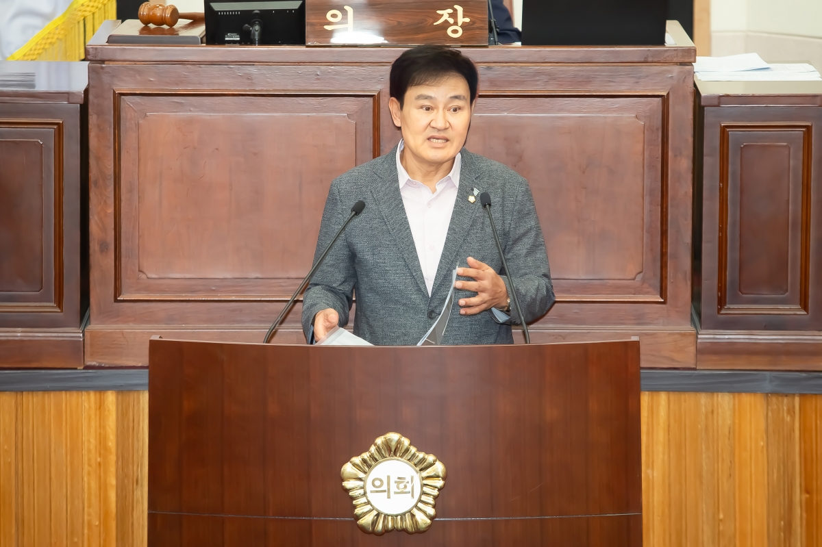 20240731-066[_P7U0384-제279회 임시회 제2차 본회의시 김재우 문화환경위원장 상임위원회 활동결과보고.jpg