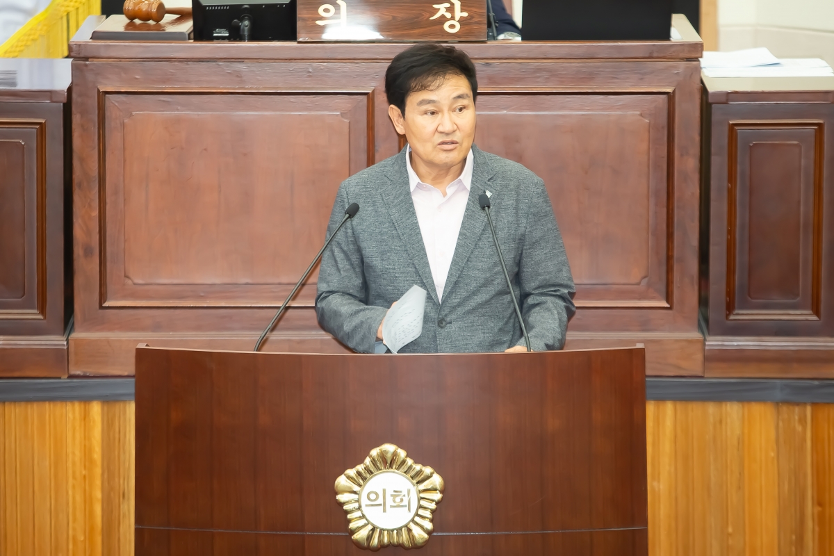 20240731-061[_P7U0369-제279회 임시회 제2차 본회의시 김재우 문화환경위원장 상임위원회 활동결과보고.jpg