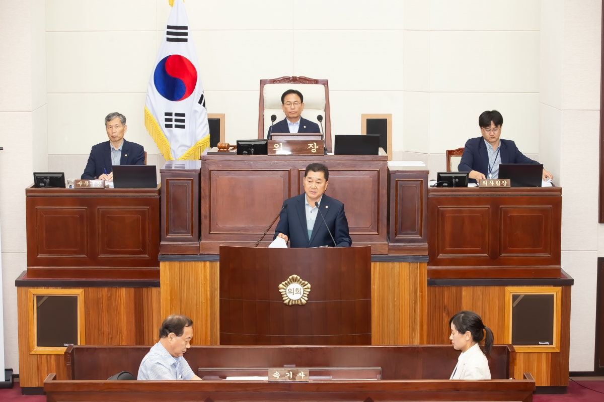 20240731-067[_P7U0392-제279회 임시회 제2차 본회의시 박세채 예산결산특별위원장 특별위원회 활동결과보고.jpg