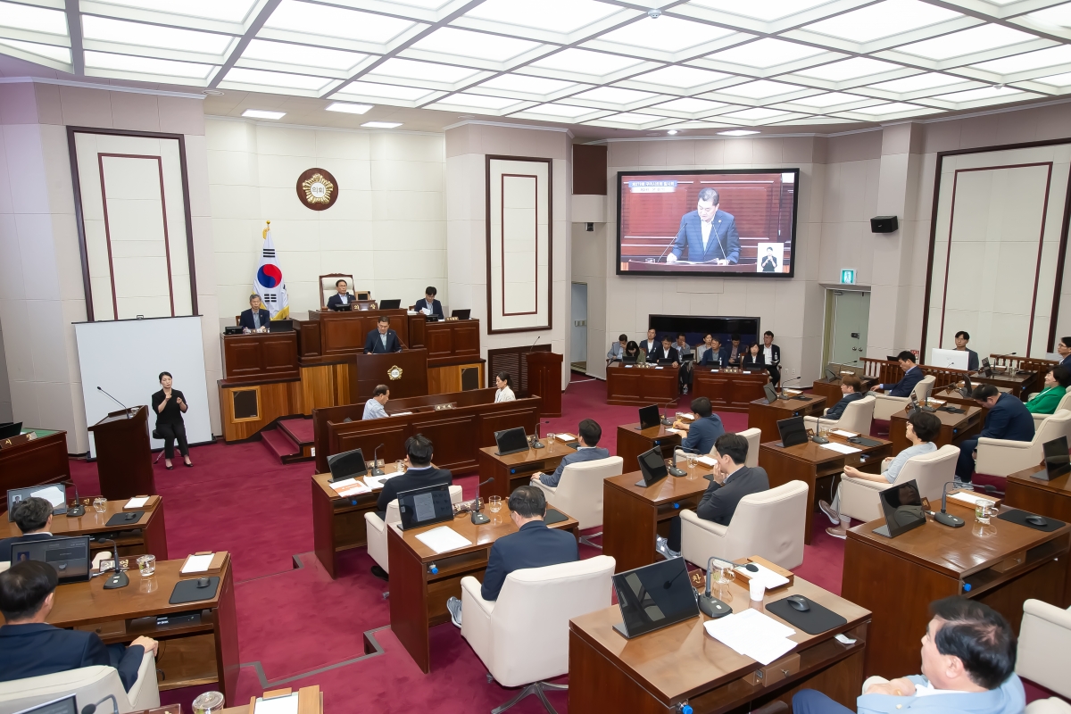 20240731-068[_P7U0394-제279회 임시회 제2차 본회의시 박세채 예산결산특별위원장 특별위원회 활동결과보고.jpg