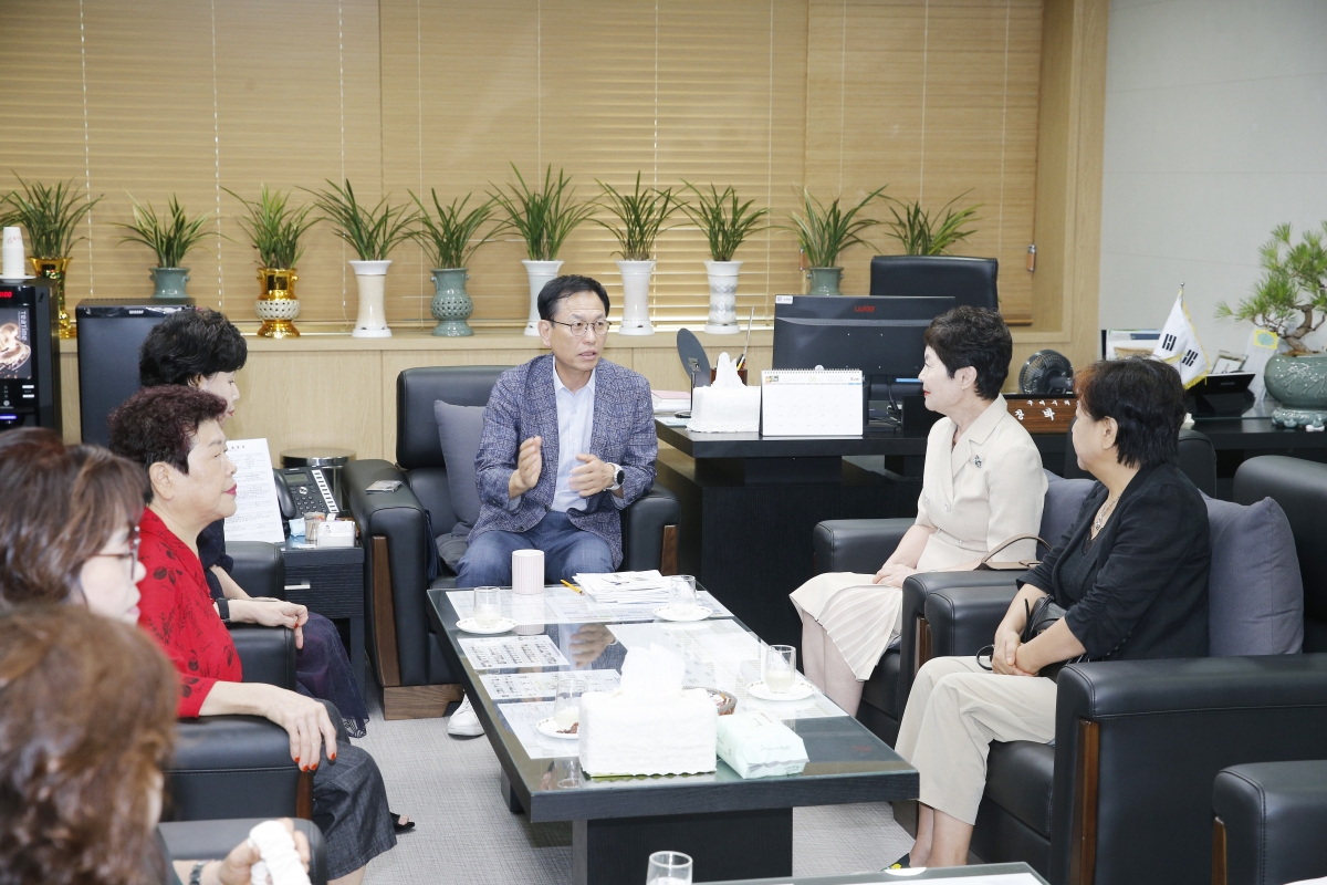 20240826-005[_P7U1376-구미시여성협의회 회장단 일행 의장실 방문.jpg
