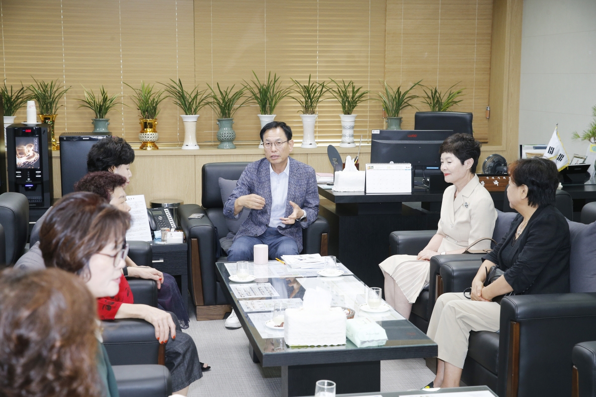 20240826-004[_P7U1374-구미시여성협의회 회장단 일행 의장실 방문.jpg