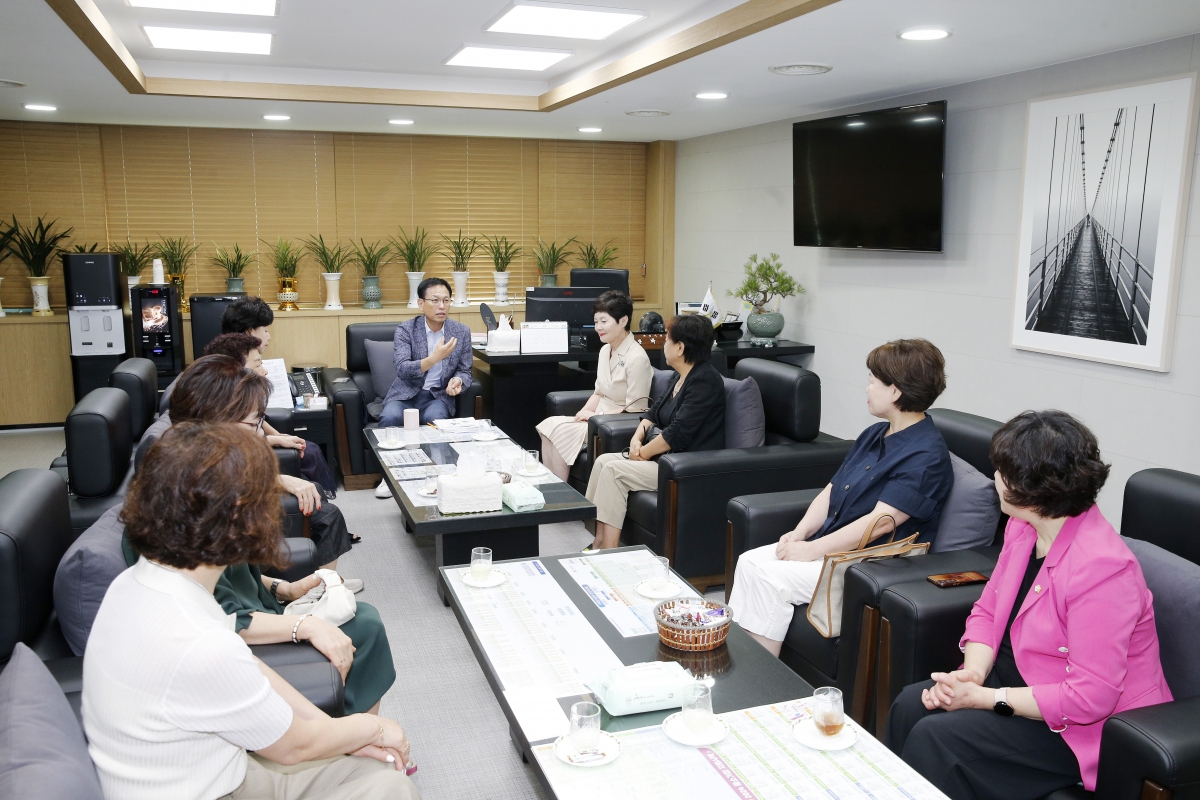 20240826-003[_P7U1372-구미시여성협의회 회장단 일행 의장실 방문.jpg