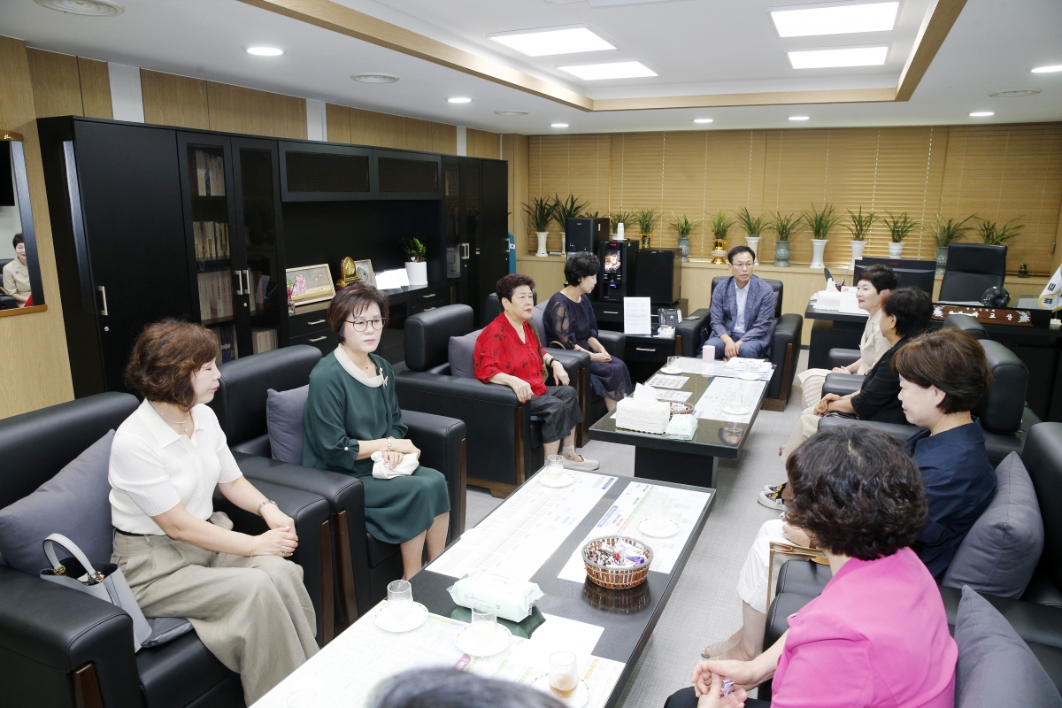 20240826-002[_P7U1366-구미시여성협의회 회장단 일행 의장실 방문.jpg