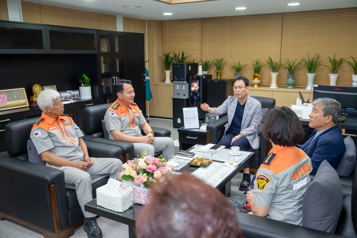 20240829-004[_P7U1923-구미시의용소방대 연합회장 일행 의장실 방문 .jpg