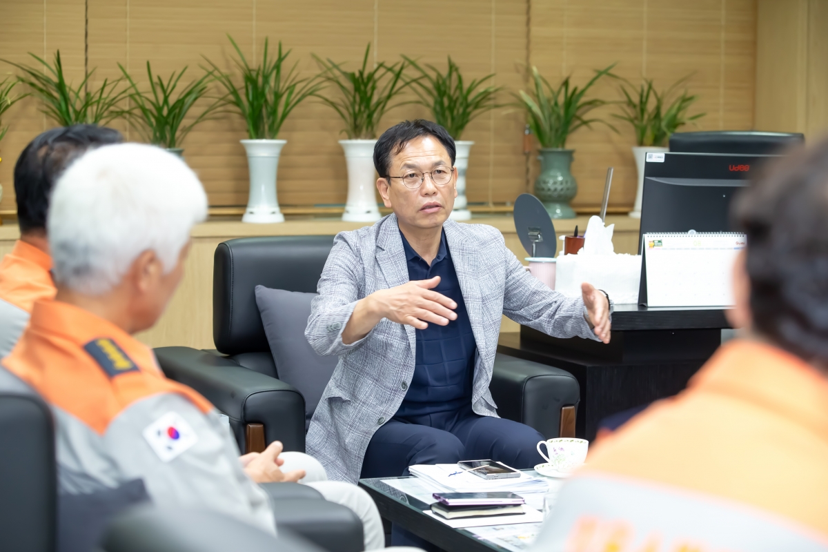 20240829-008[_P7U1933-구미시의용소방대 연합회장 일행 의장실 방문 .jpg
