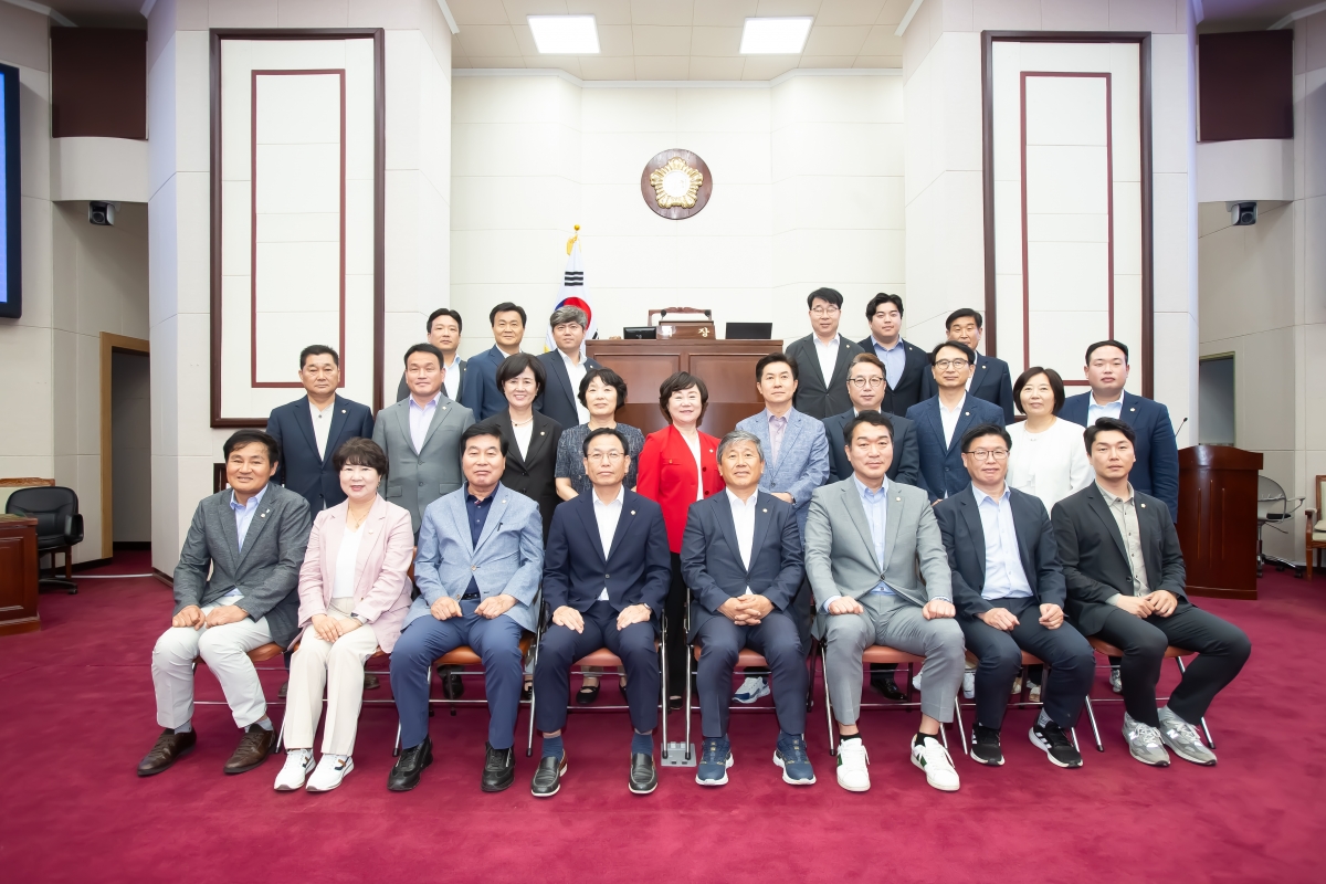 20240724-064[_P7U9482-제9대 구미시의회 후반기 출범 기념촬영.jpg