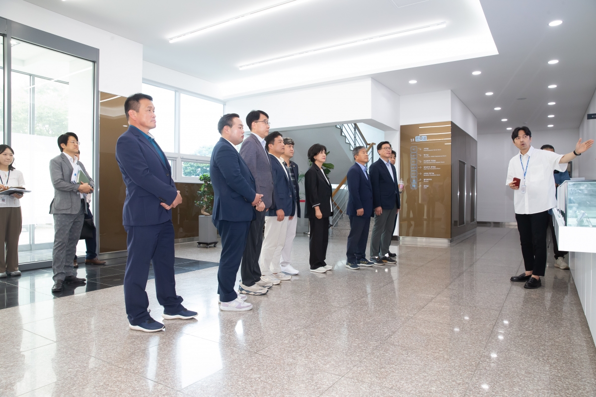 20240906-032[_P7U3410-제280회 임시회 산업건설위원회 구미전자정보기술원 현장방문.jpg