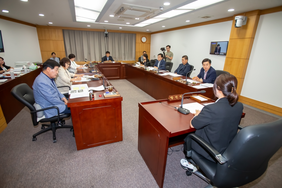 20240905-061[_P7U3151-제280회 임시회 문화환경위원회 조례안 등 심사활동.jpg