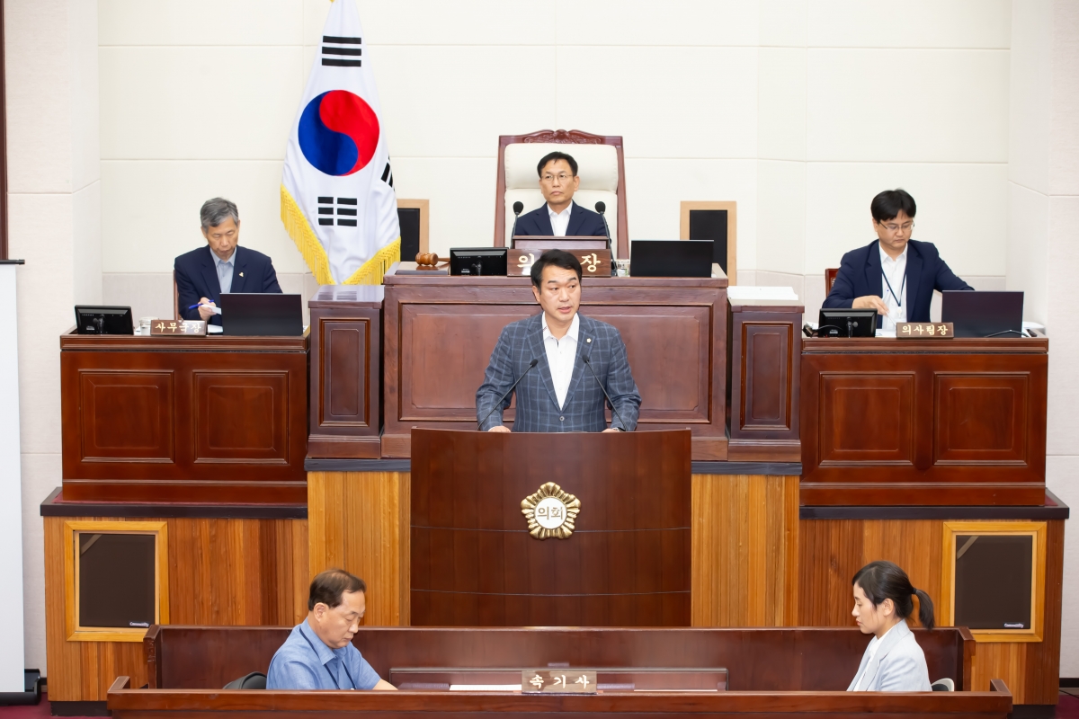 20240911-006[_P7U4020-제280회 임시회 제2차 본회의시 김근한 의회운영위원장 상임위원회 활동결과보고.jpg