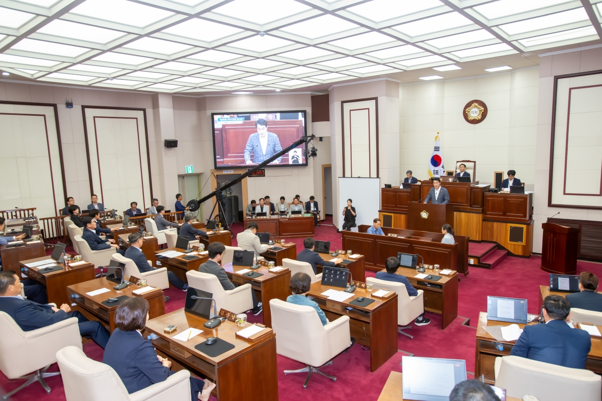 20240911-008[_P7U4023-제280회 임시회 제2차 본회의시 김근한 의회운영위원장 상임위원회 활동결과보고.jpg