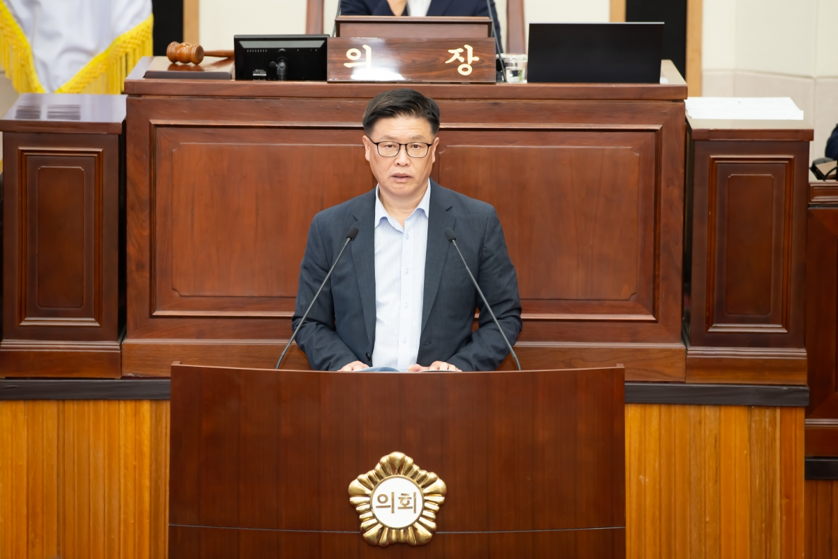 20240911-016[_P7U4042-제280회 임시회 제2차 본회의시 김낙관 산업건설위원장 상임위원회 활동결과보고.jpg
