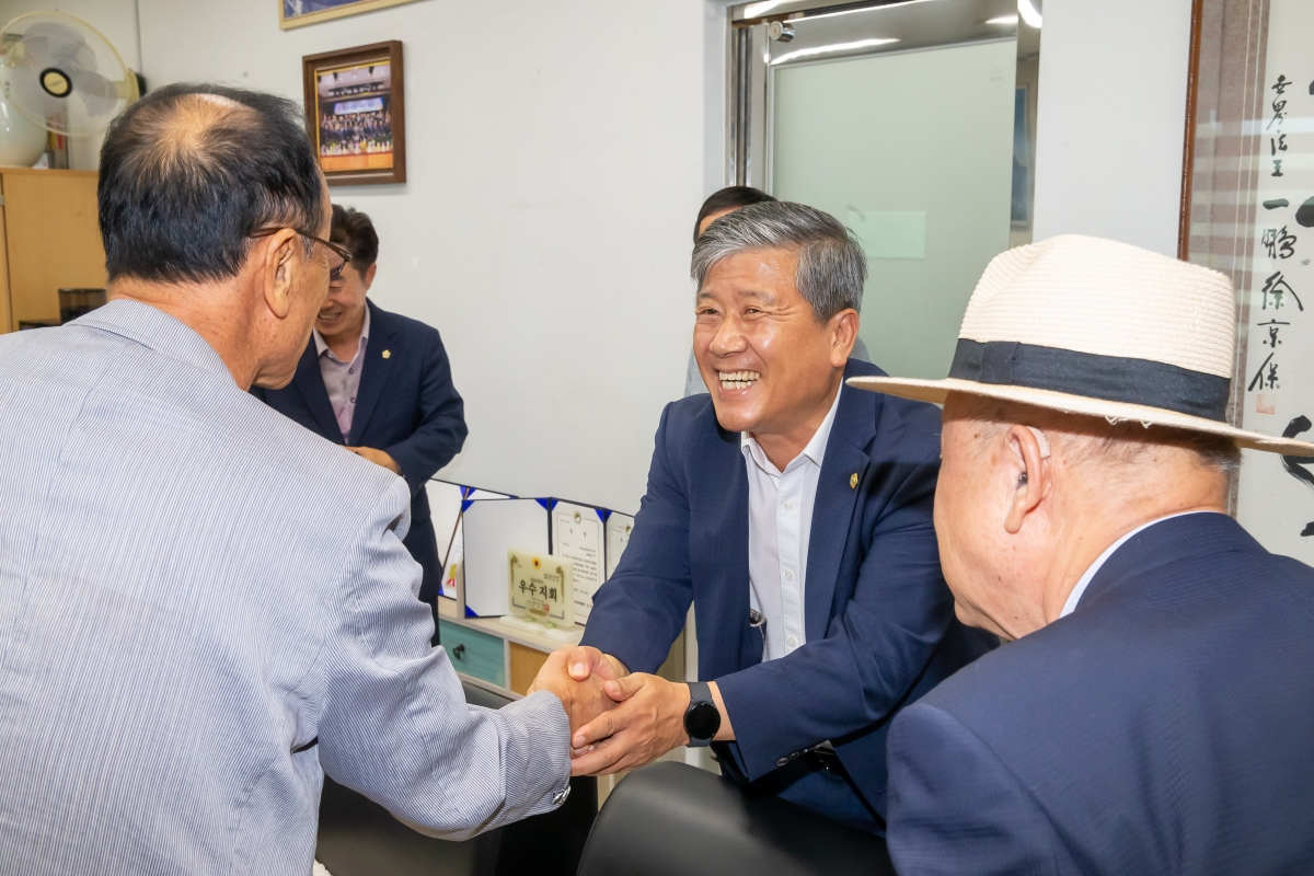 20240913-053[_P7U4393-추석맞이 노인복지회관 방문 어르신 인사.jpg