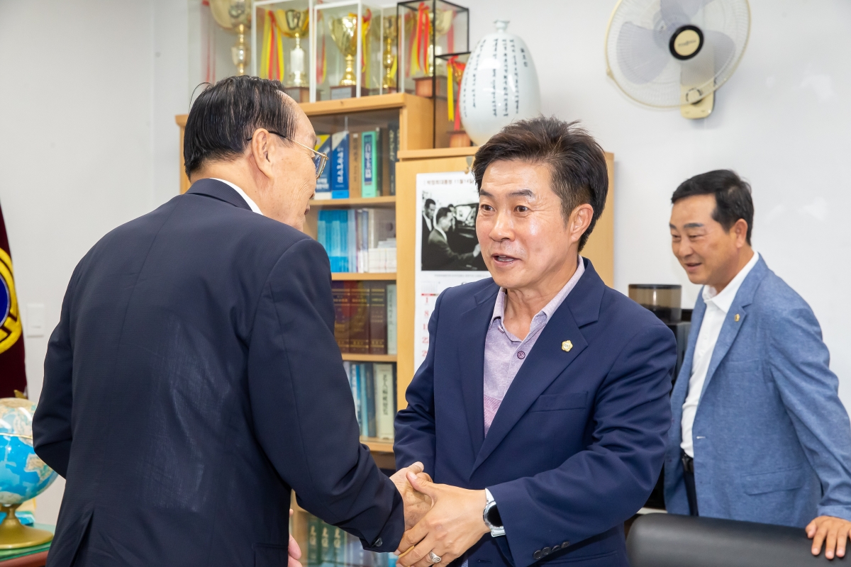 20240913-055[_P7U4400-추석맞이 노인복지회관 방문 어르신 인사.jpg