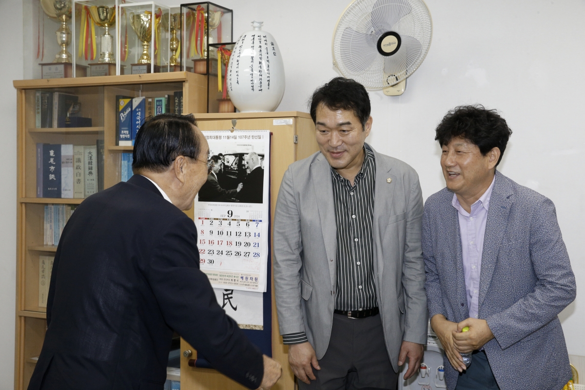20240913-059[_P7U4410-추석맞이 노인복지회관 방문 어르신 인사.jpg