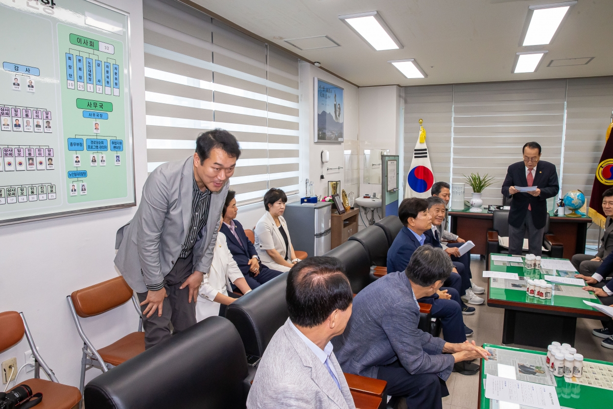20240913-066[_P7U4437-추석맞이 노인복지회관 방문 어르신 인사.jpg