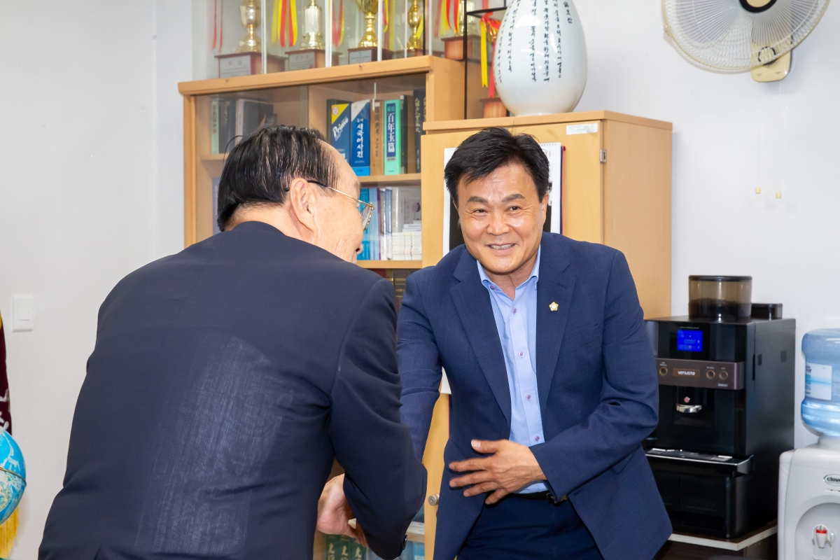 20240913-057[_P7U4406-추석맞이 노인복지회관 방문 어르신 인사.jpg