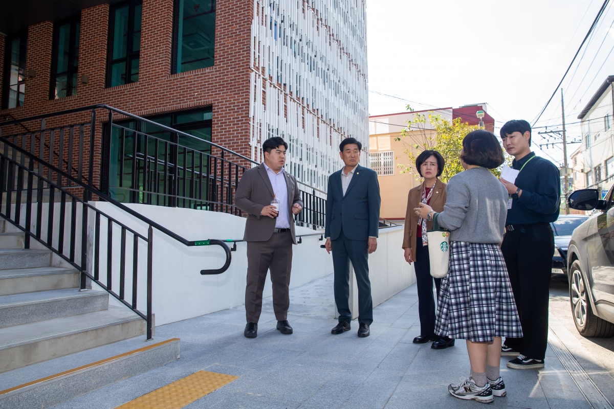20241010-101[_P7U7584-의원연구단체 구미시 범죄예방 디자인연구회 경남 창원시 도시재생지원센터 산하 다함께 어울림센터 비교견학.jpg