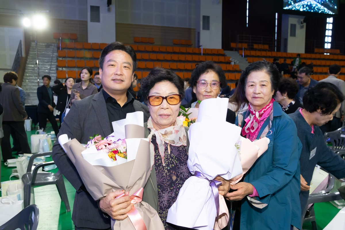 20241011-047[_P7U7819-제28회 노인의날 기념식.jpg