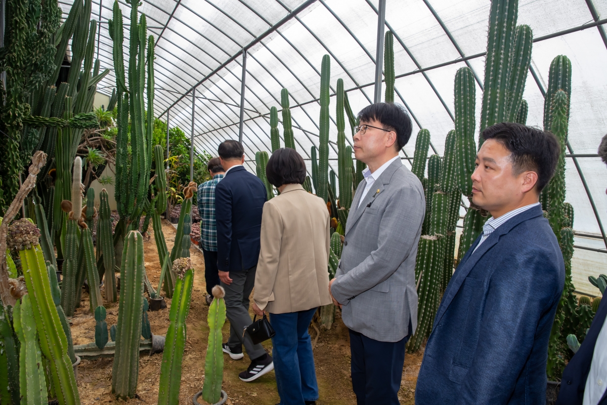 20241018-058[_P7U8920-제281회 임시회 산업건설위원회 선산읍 선인장 재배농가 현장방문.jpg