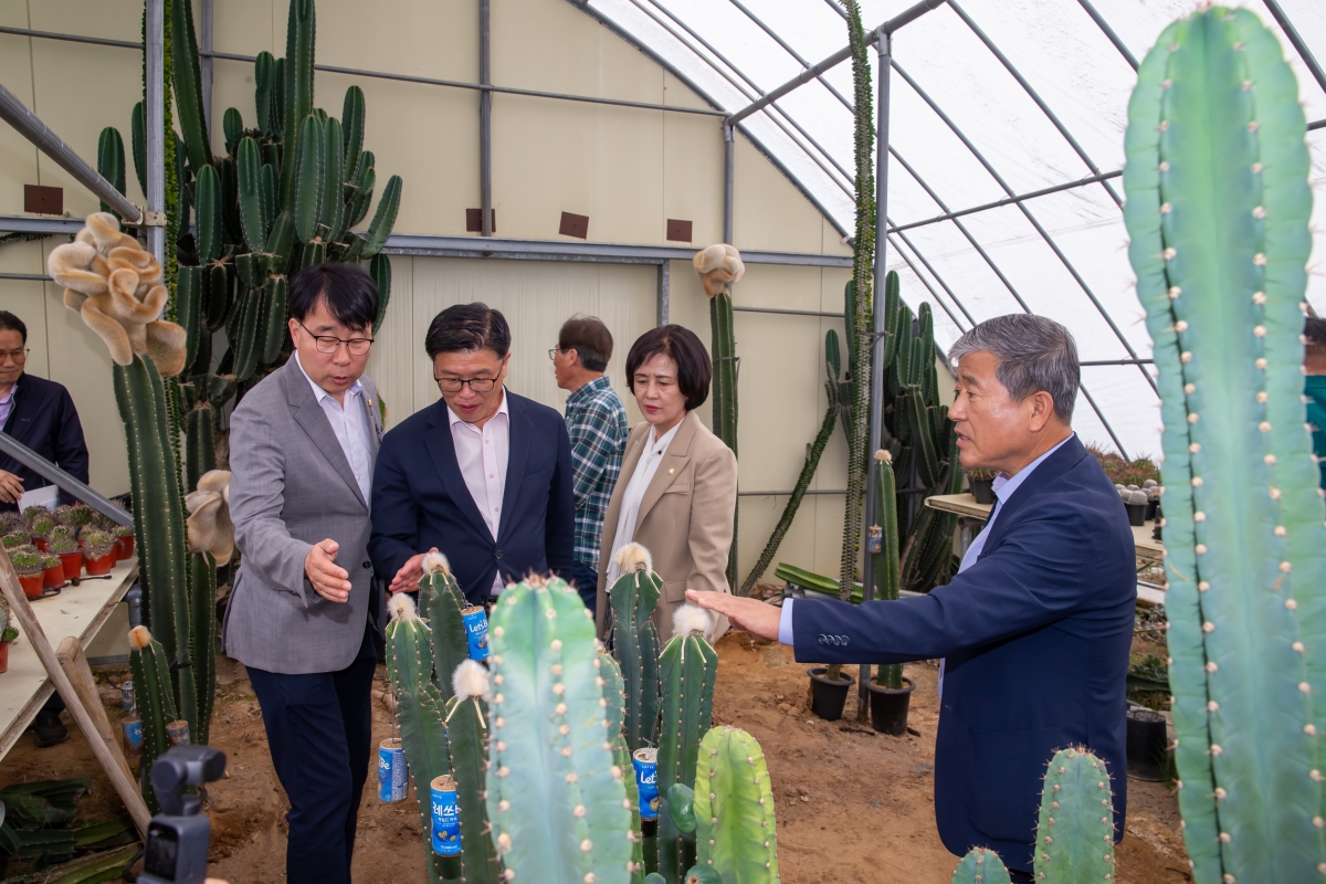 20241018-073[_P7U8955-제281회 임시회 산업건설위원회 선산읍 선인장 재배농가 현장방문.jpg