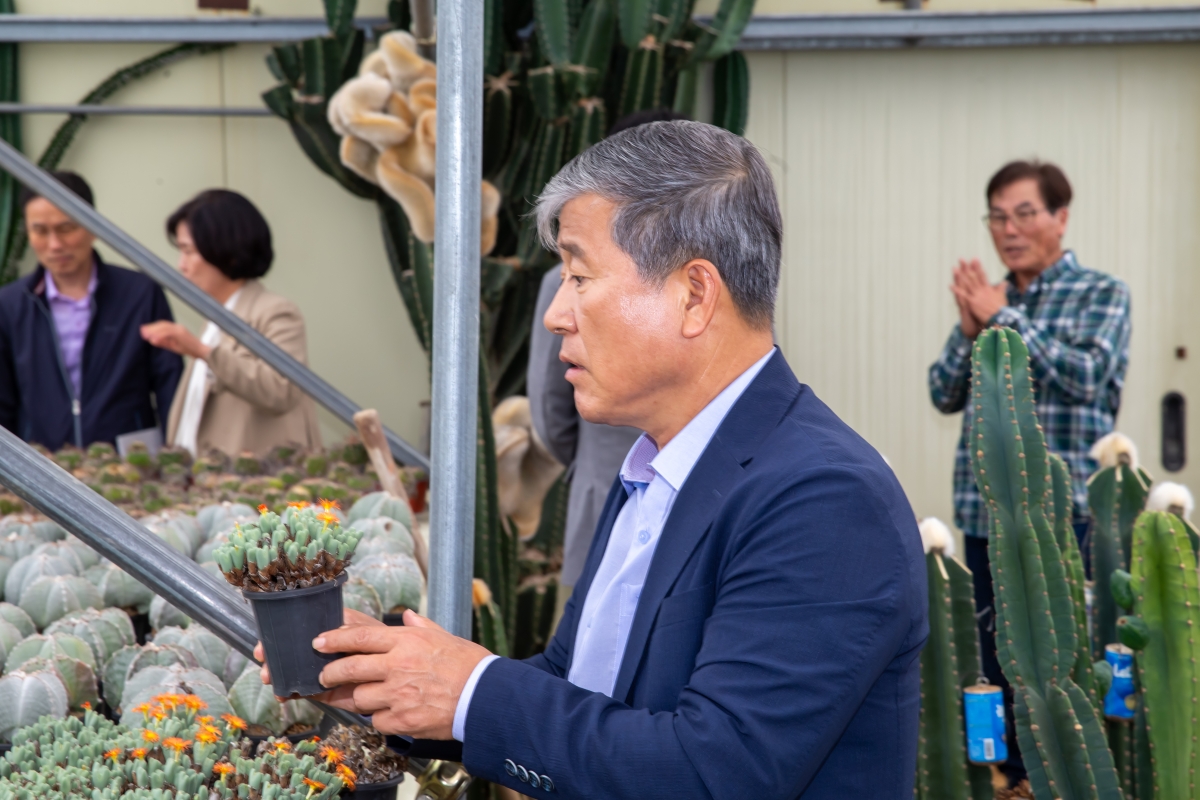 20241018-075[_P7U8960-제281회 임시회 산업건설위원회 선산읍 선인장 재배농가 현장방문.jpg