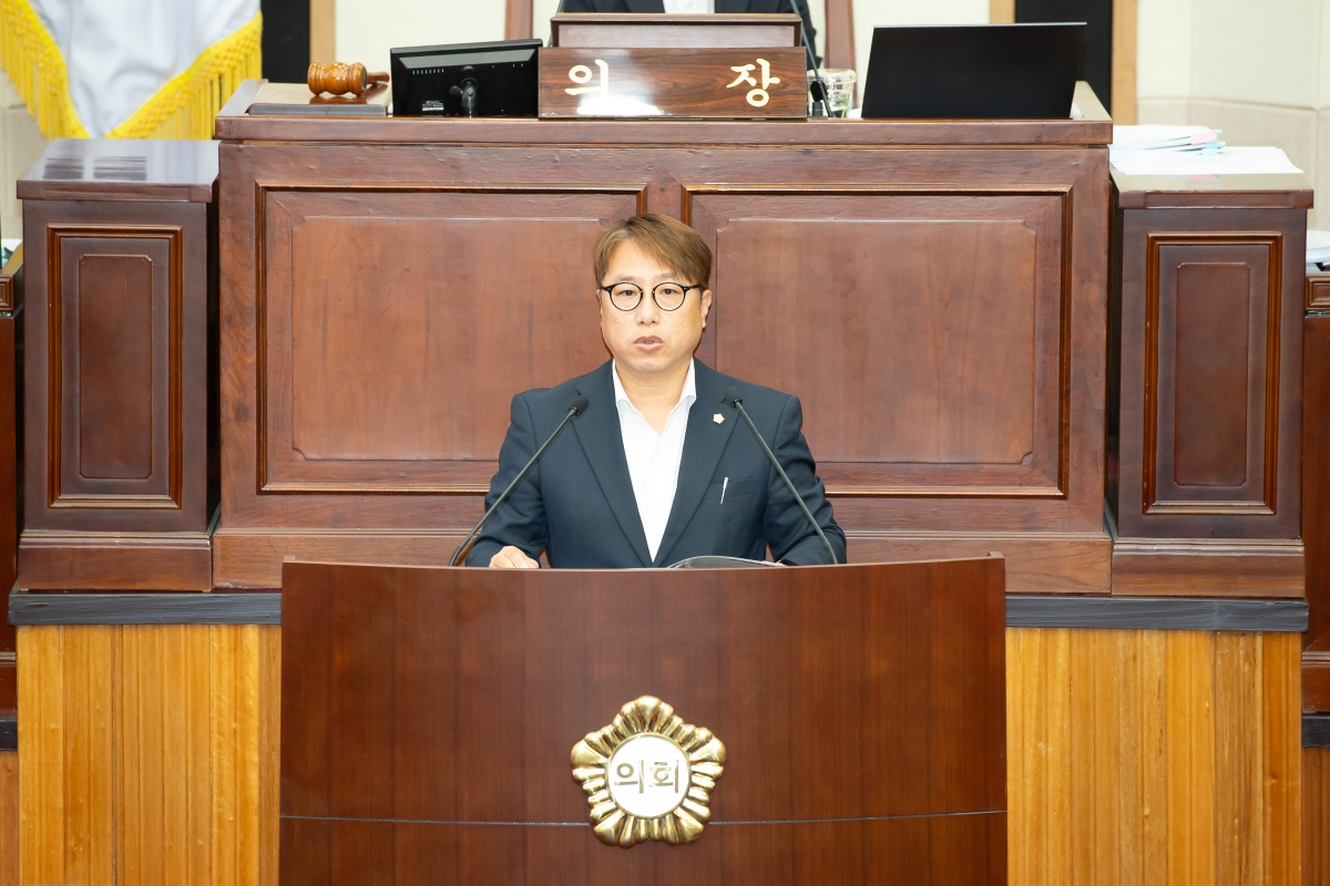 20241024-027[_P7U9836-제281회 임시회 제2차 본회의시 김민성 의회운영위원회 간사 조례안 심사결과보고.jpg