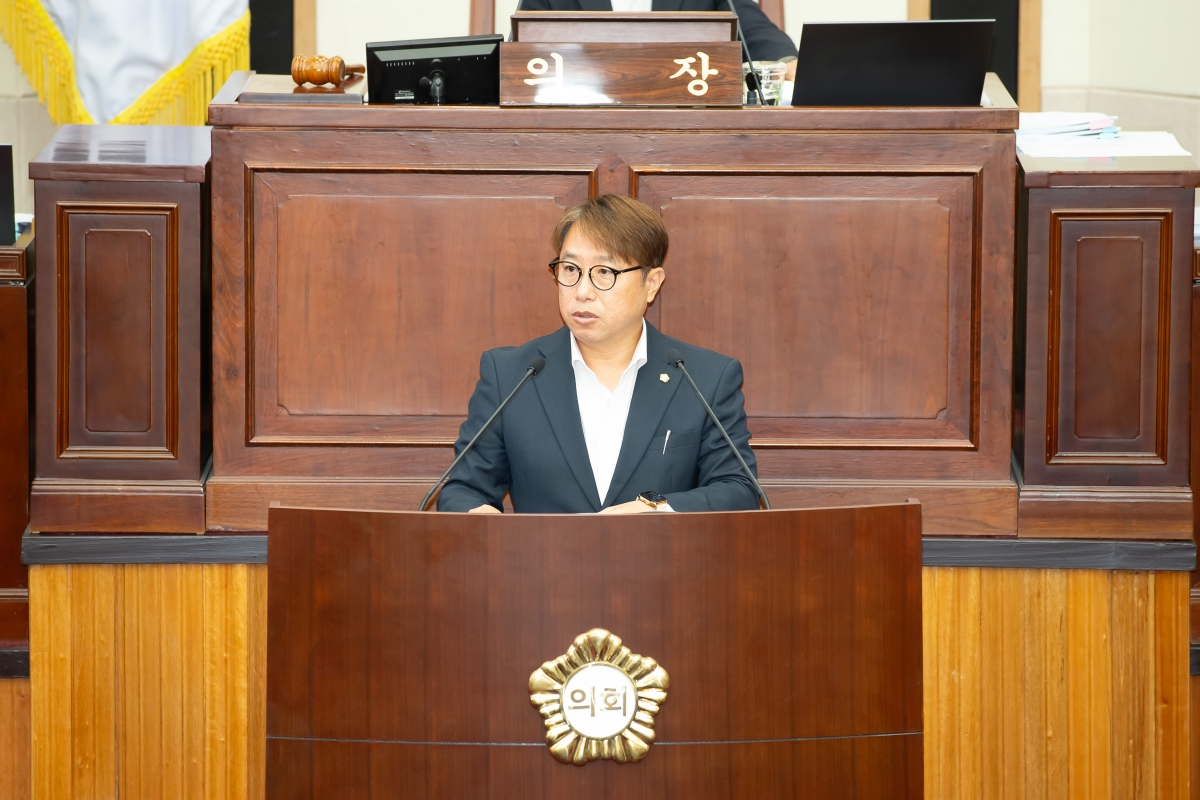 20241024-026[_P7U9834-제281회 임시회 제2차 본회의시 김민성 의회운영위원회 간사 조례안 심사결과보고.jpg