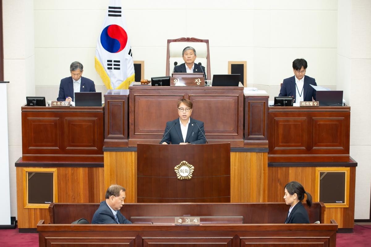 20241024-029[_P7U9840-제281회 임시회 제2차 본회의시 김민성 의회운영위원회 간사 조례안 심사결과보고.jpg