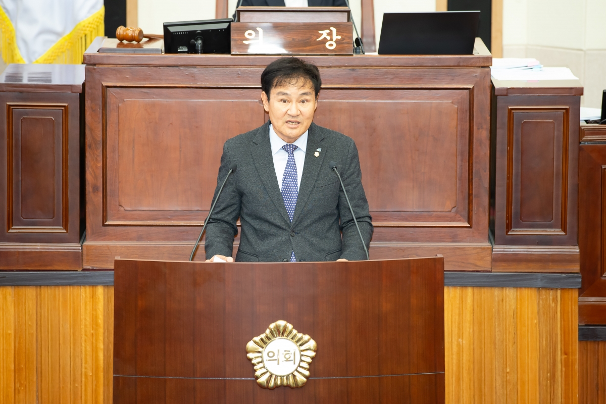 20241024-042[_P7U9891-제281회 임시회 제2차 본회의시 김재우 문화환경위원장 조례안 심사결과보고.jpg