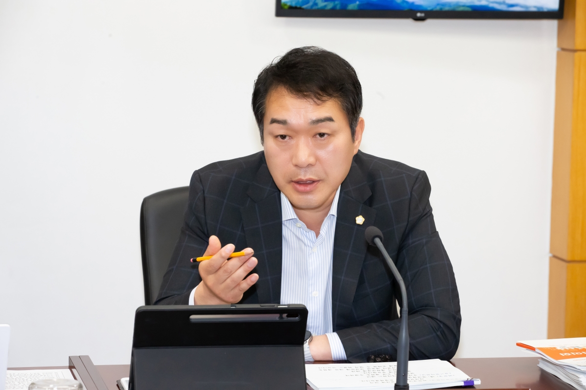 20241017-077[_P7U8415-제281회 임시회시 기획행정위원회 조례안 심사활동.jpg