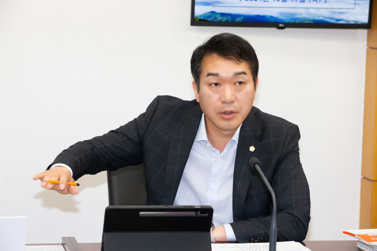 20241017-078[_P7U8416-제281회 임시회시 기획행정위원회 조례안 심사활동.jpg