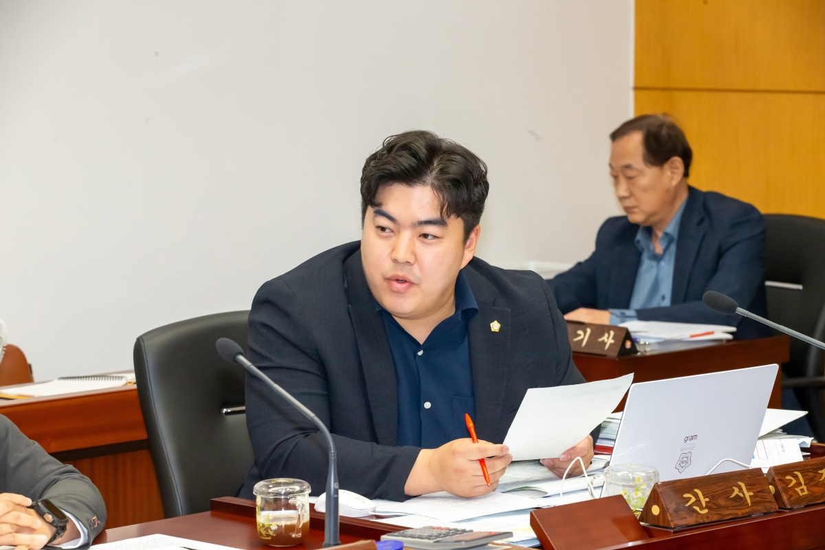 20241017-070[_P7U8392-제281회 임시회시 기획행정위원회 조례안 심사활동.jpg