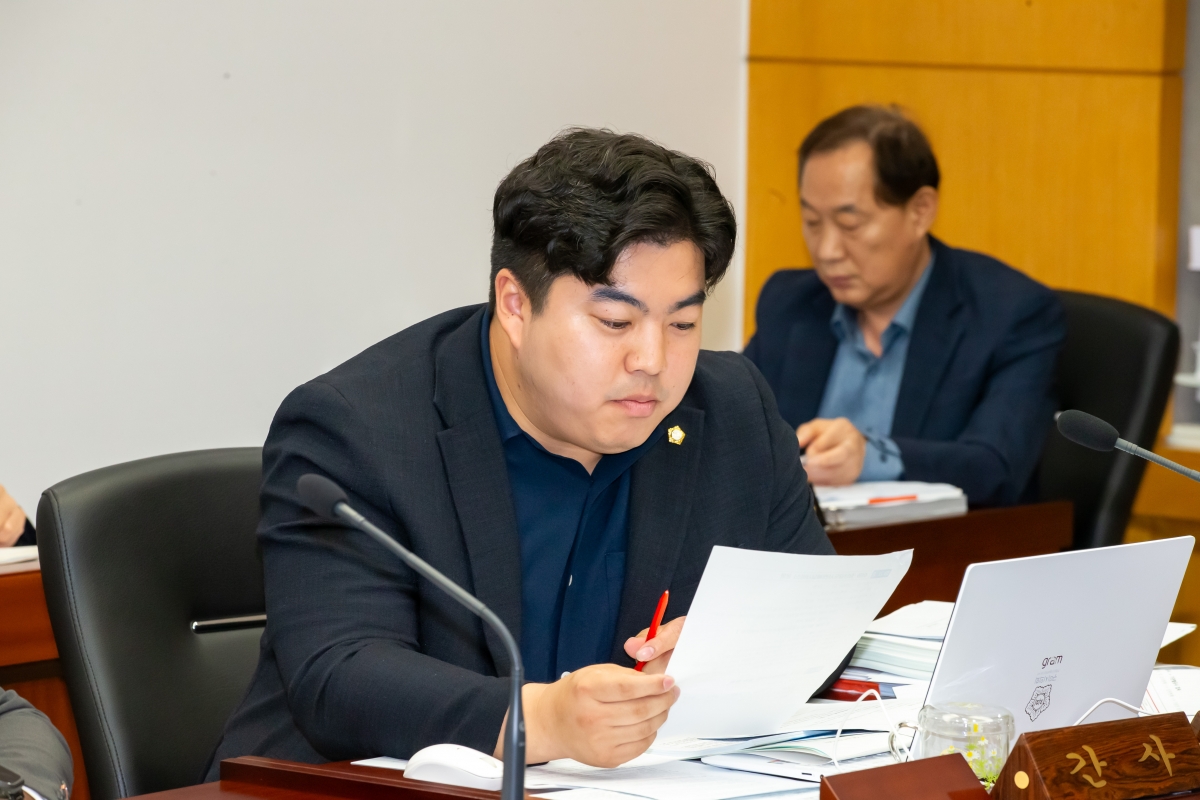 20241017-080[_P7U8421-제281회 임시회시 기획행정위원회 조례안 심사활동.jpg
