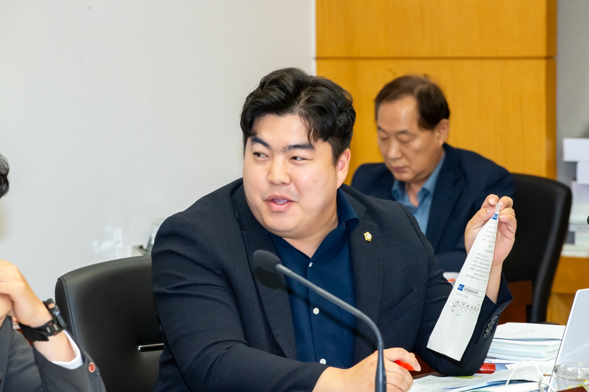 20241017-081[_P7U8422-제281회 임시회시 기획행정위원회 조례안 심사활동.jpg