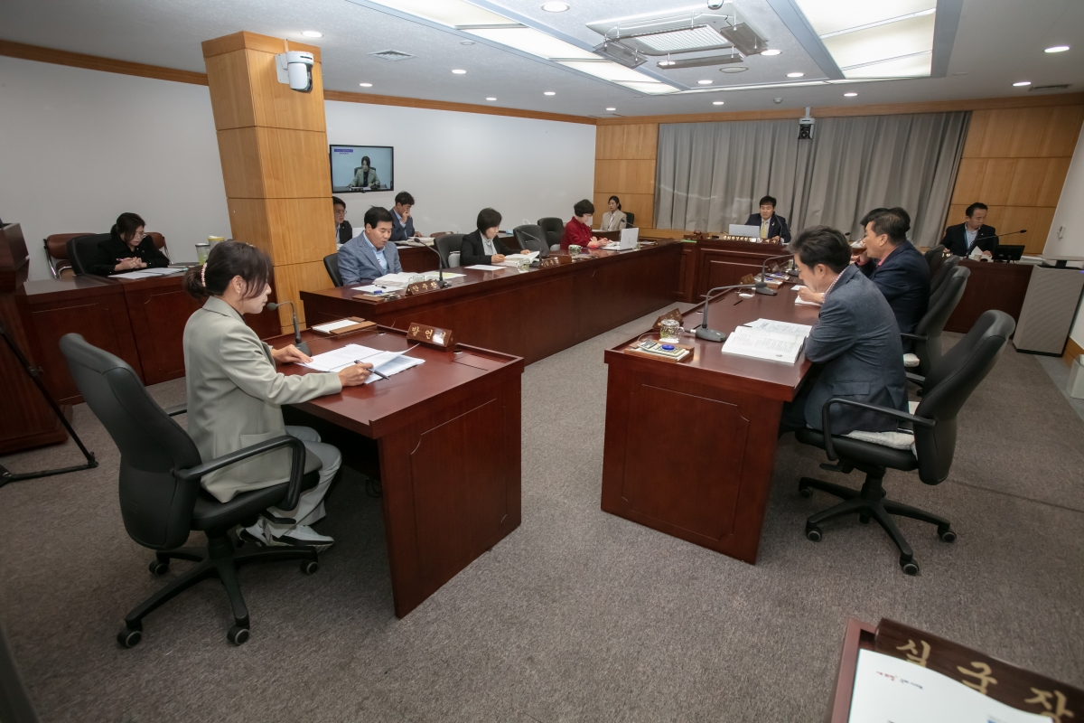 20241022-004[IMG_4485-제281회 임시회 문화환경위원회 소관 2025년도 주요업무계획안 청취 활동.jpg