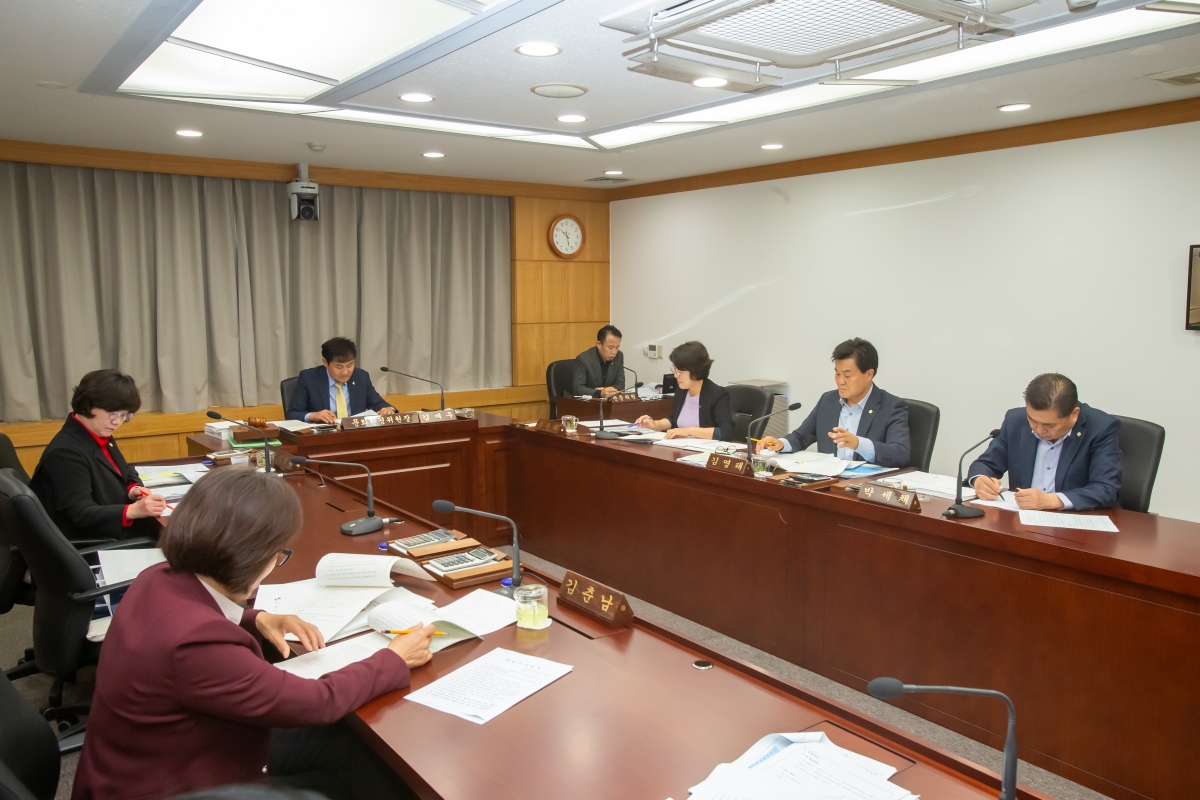 20241017-126[_P7U8444-제281회 임시회시 문화환경위원회 조례안 심사활동.jpg