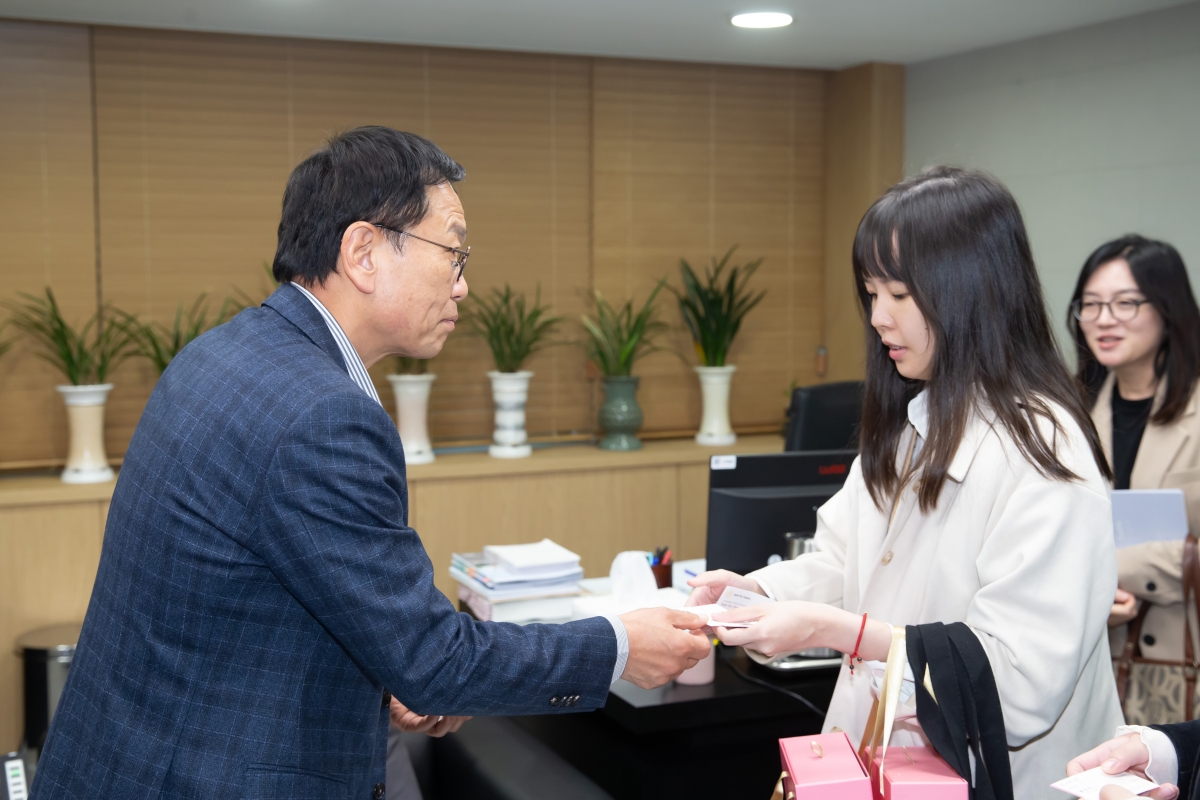 20241031-001[_P7U0584-대만 도원시 공무원 일행 의장실 방문.jpg