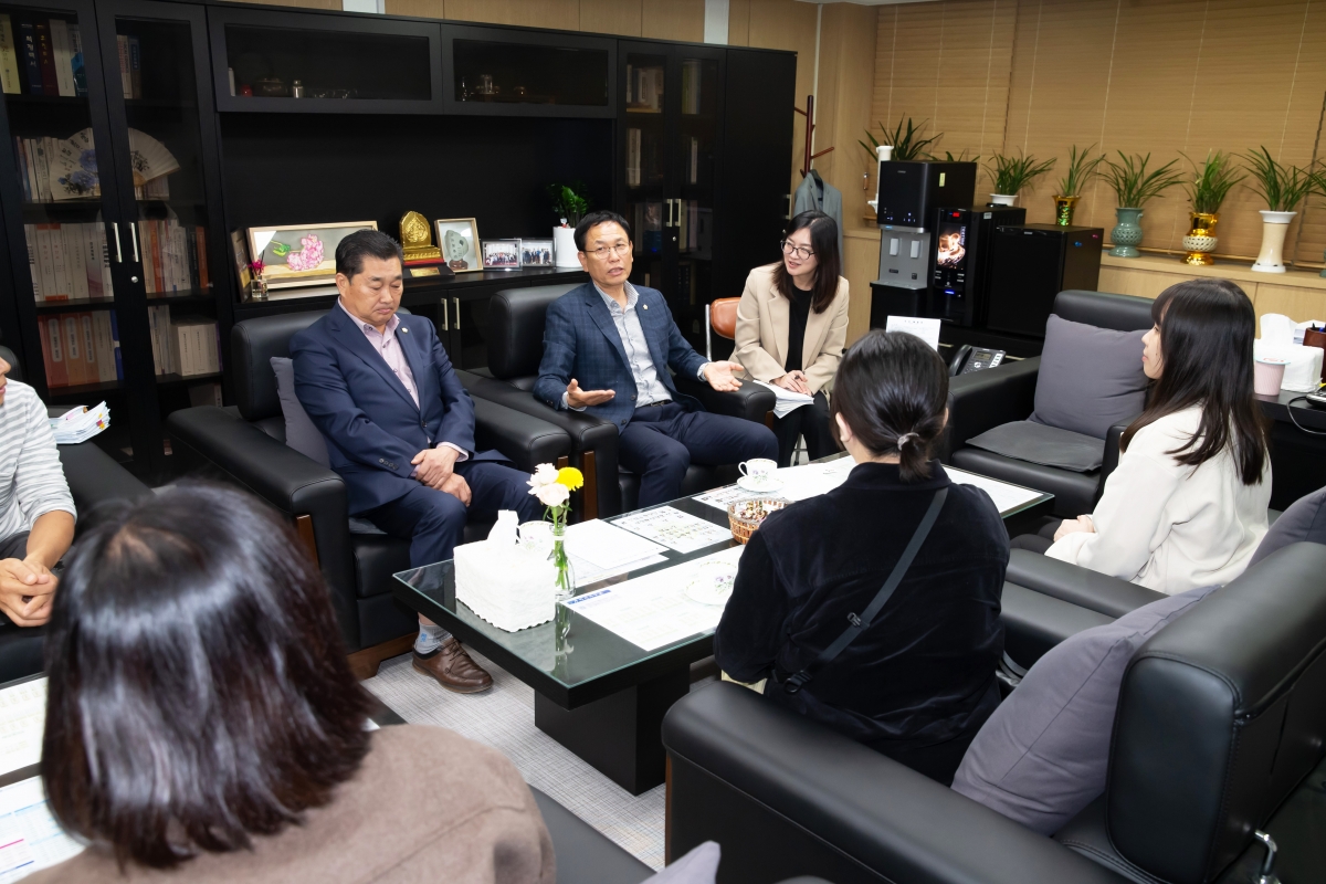 20241031-005[_P7U0609-대만 도원시 공무원 일행 의장실 방문.jpg